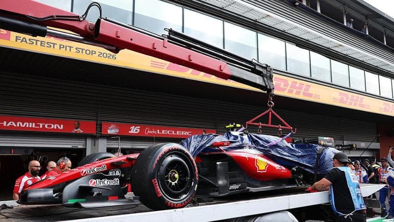 La Ferrari di Hamilton danneggiata