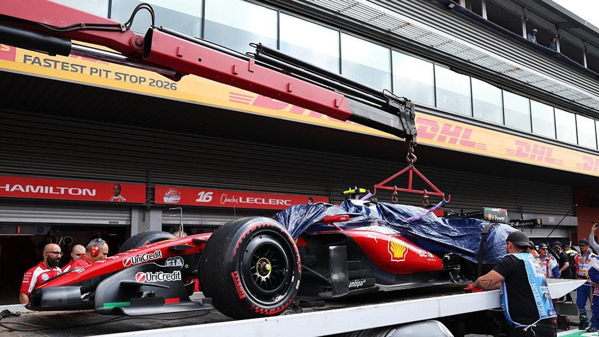 hamilton distrugge la ferrari in belgio meccanici al lavoro per le qualifiche da Repubblica.it hamilton distrugge la ferrari in belgio meccanici al lavoro per le qualifiche
