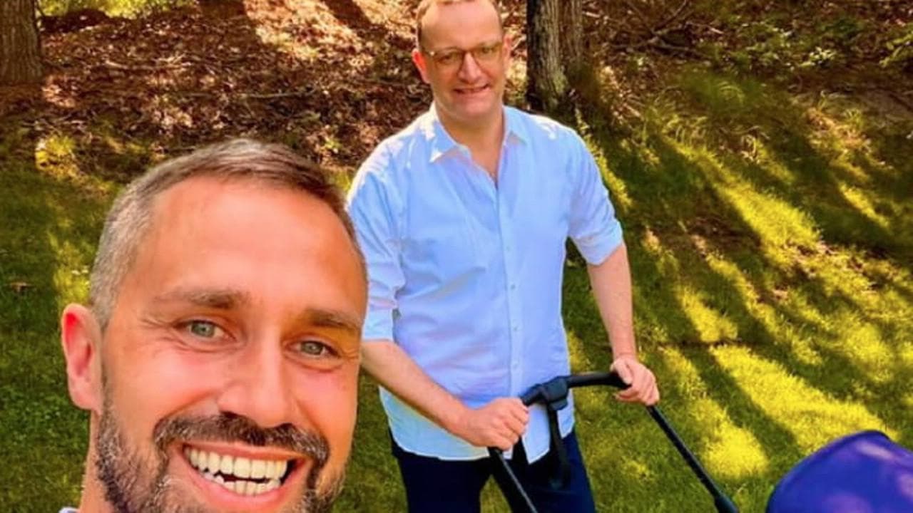 Germania, il capogruppo della Cdu Spahn lascia dopo le polemiche sulla maternità surrogata e le spinte di Merz | La storia