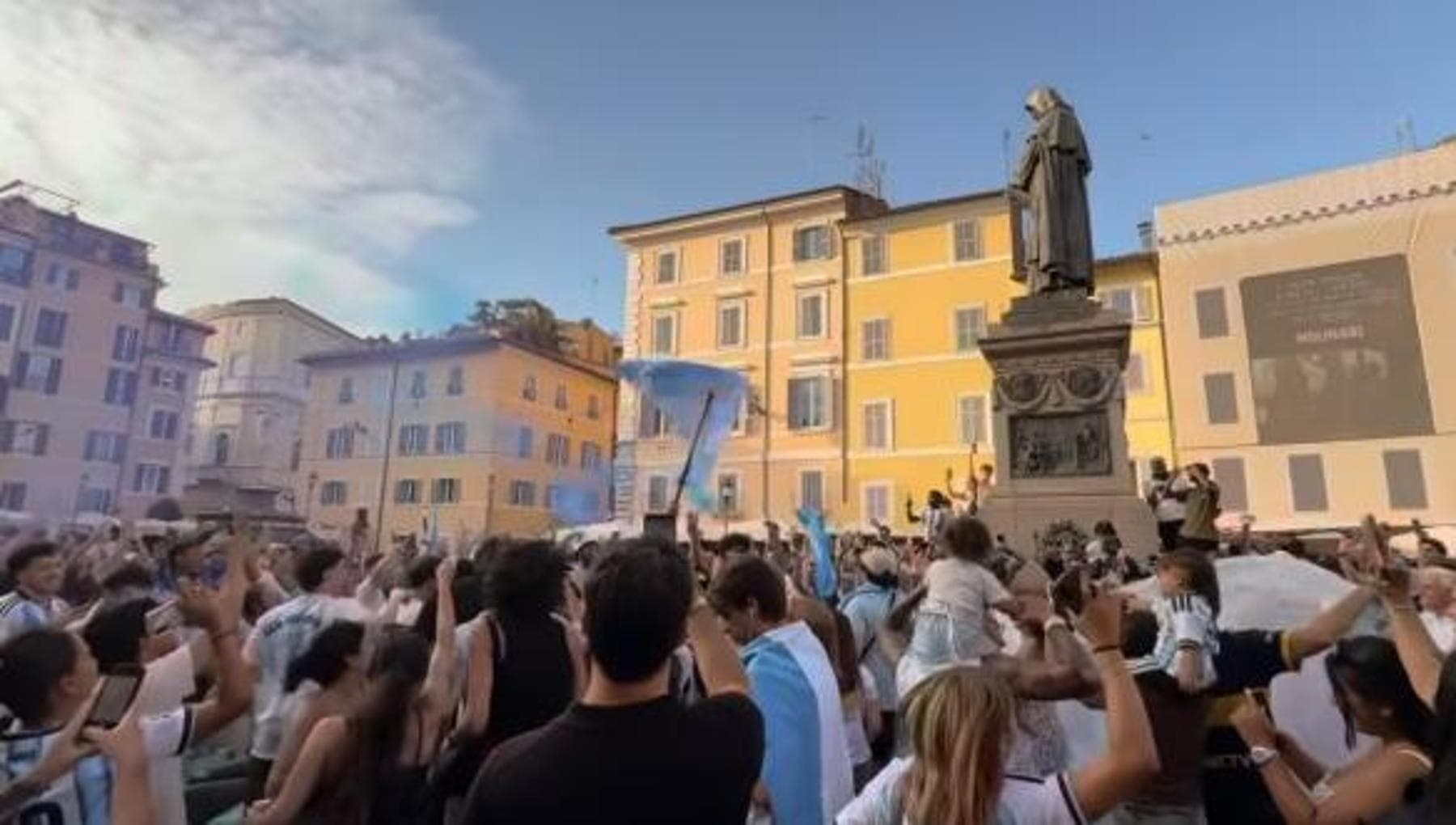 Da Milano a Napoli, l’Italia del tifo divisa tra Spagna e Argentina