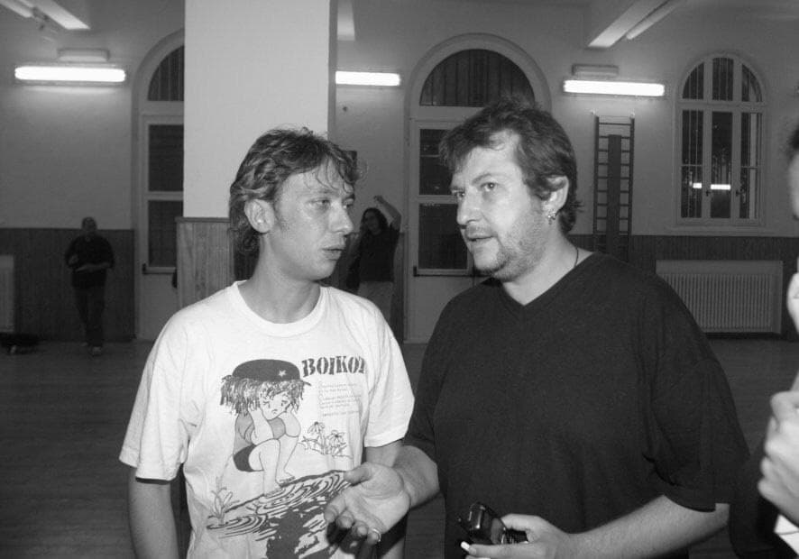 Matteo Jade, a sinistra, con Luca Casarini nella palestra Diaz nel 2001