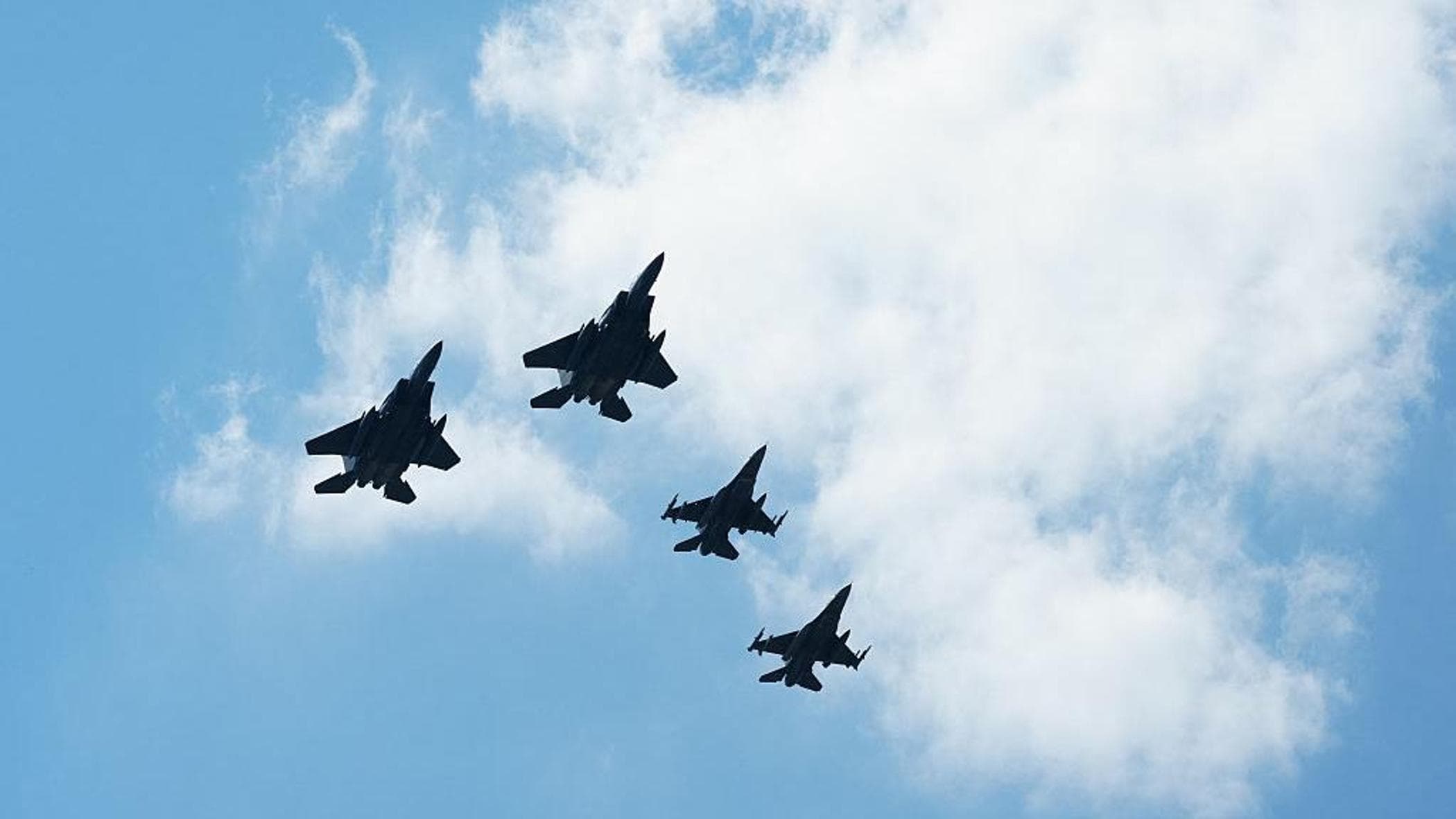 guerra in iran le news di oggi sale la tensione gli usa inviano f 16 e f 35 e diramano un8217allerta globale sui viaggi da Repubblica.it guerra in iran le news di oggi sale la tensione gli usa inviano f 16 e f 35 e diramano un8217allerta globale sui viaggi
