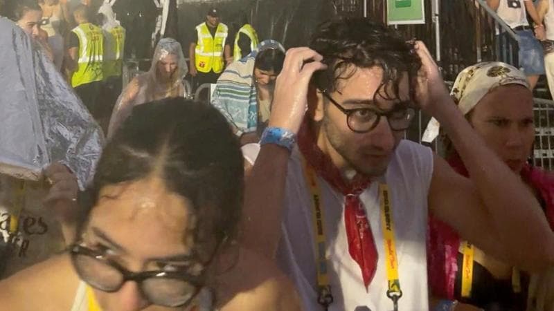 Il pubblico esce dall'ippodromo durante il temporale