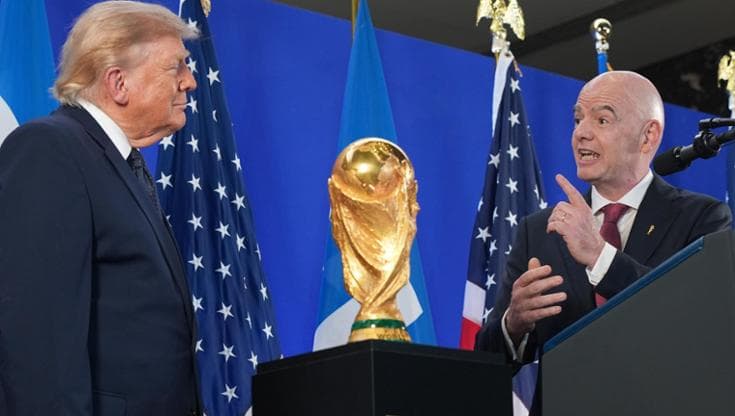 Donald Trump con Gianni Infantino e la Coppa del Mondo
