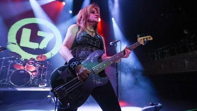 Jennifer Finch, morta a 59 anni la bassista delle L7, le ragazze dell’America punk rock