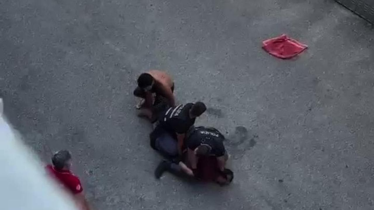 Il video esclusivo “Aiuto, basta”: un uomo ammanettato muore mentre viene bloccato dalla polizia a Bologna e sotto gli occhi del 118