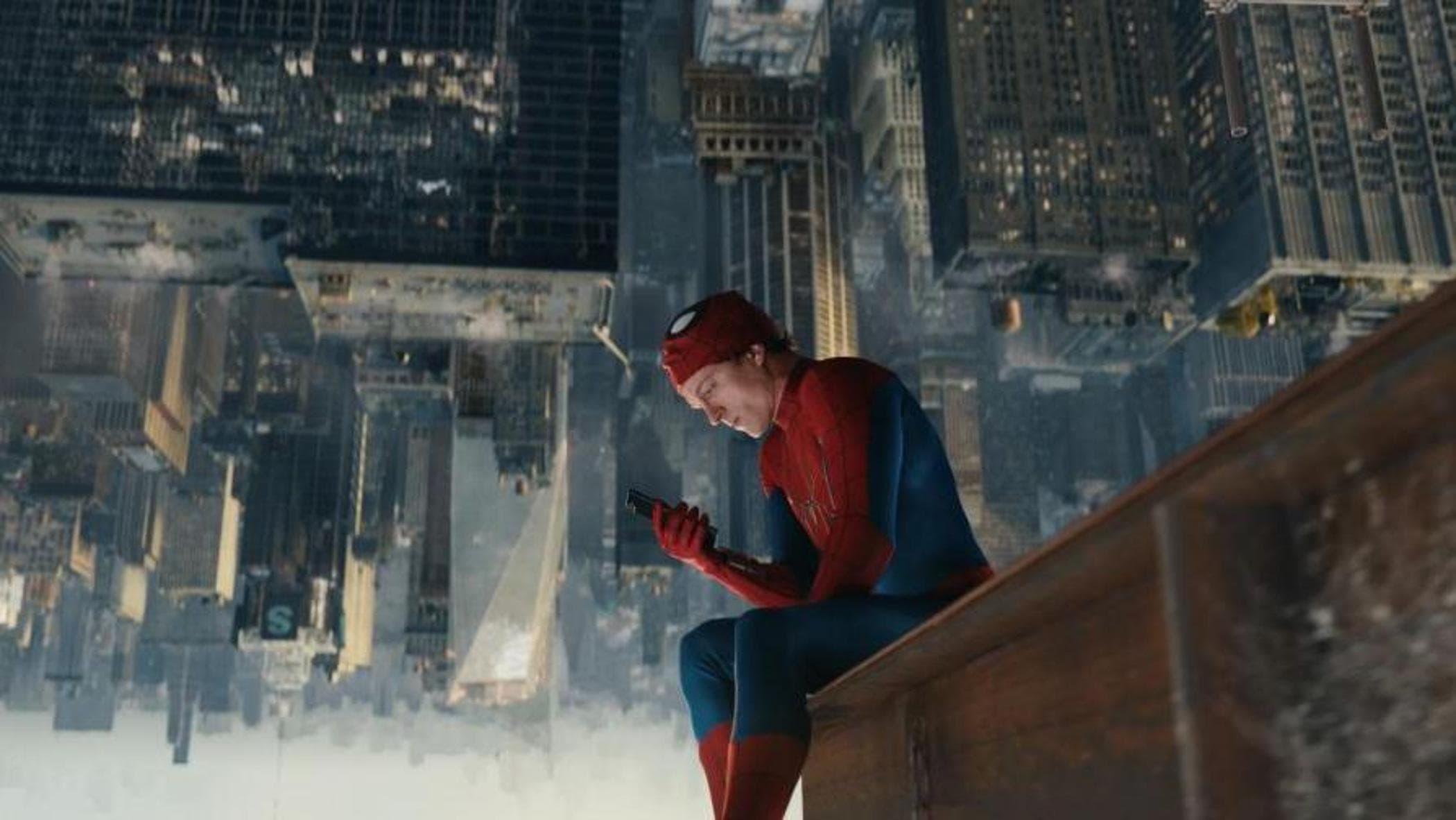 Tom Holland, dal peplo alla tuta di Spider-man: “Orgoglioso, è il migliore che abbiamo fatto”