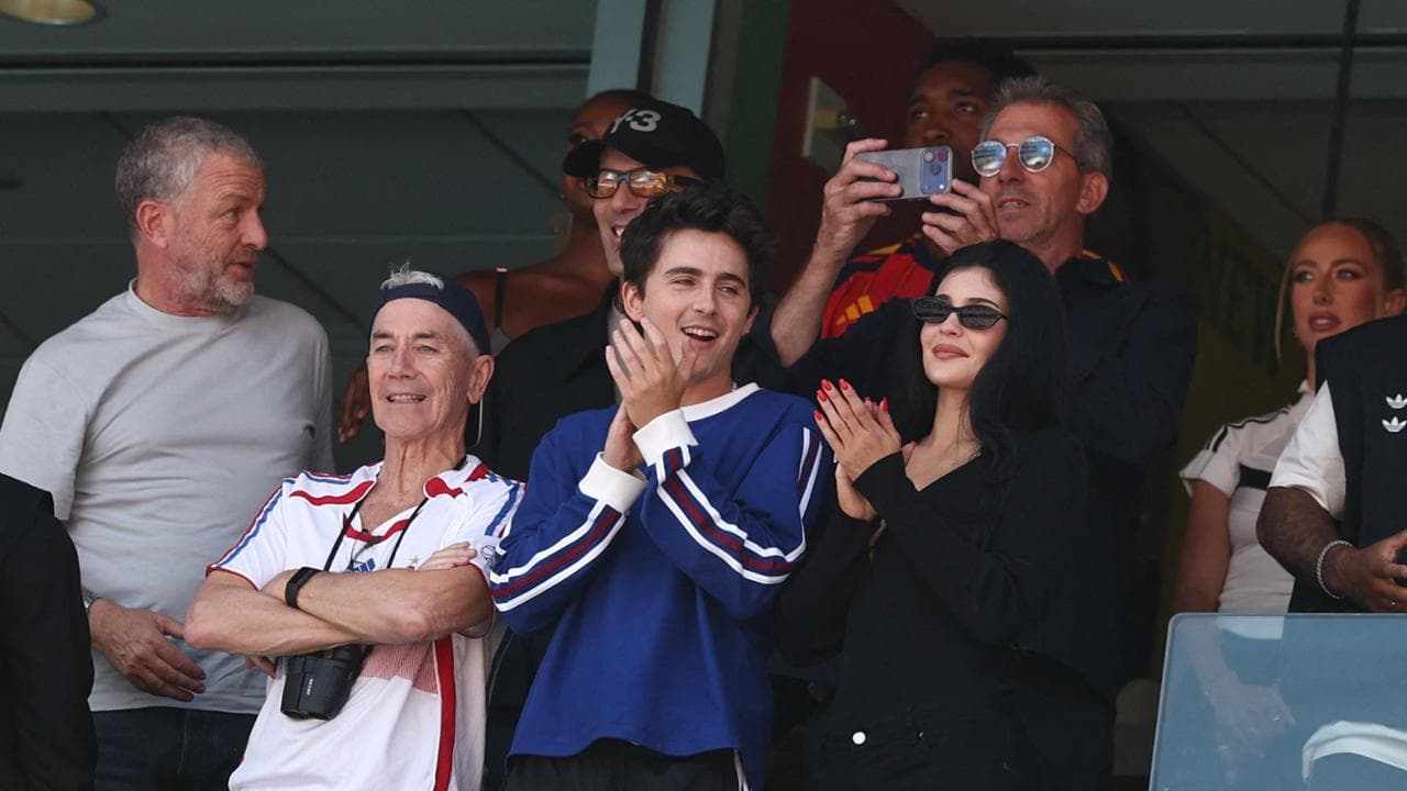 Marc Chalamet, papà di Timothée (al centro) e Kylie Jenner