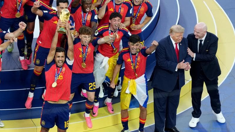 Donald Trump resta nell'inquadratura durante i festeggiamenti