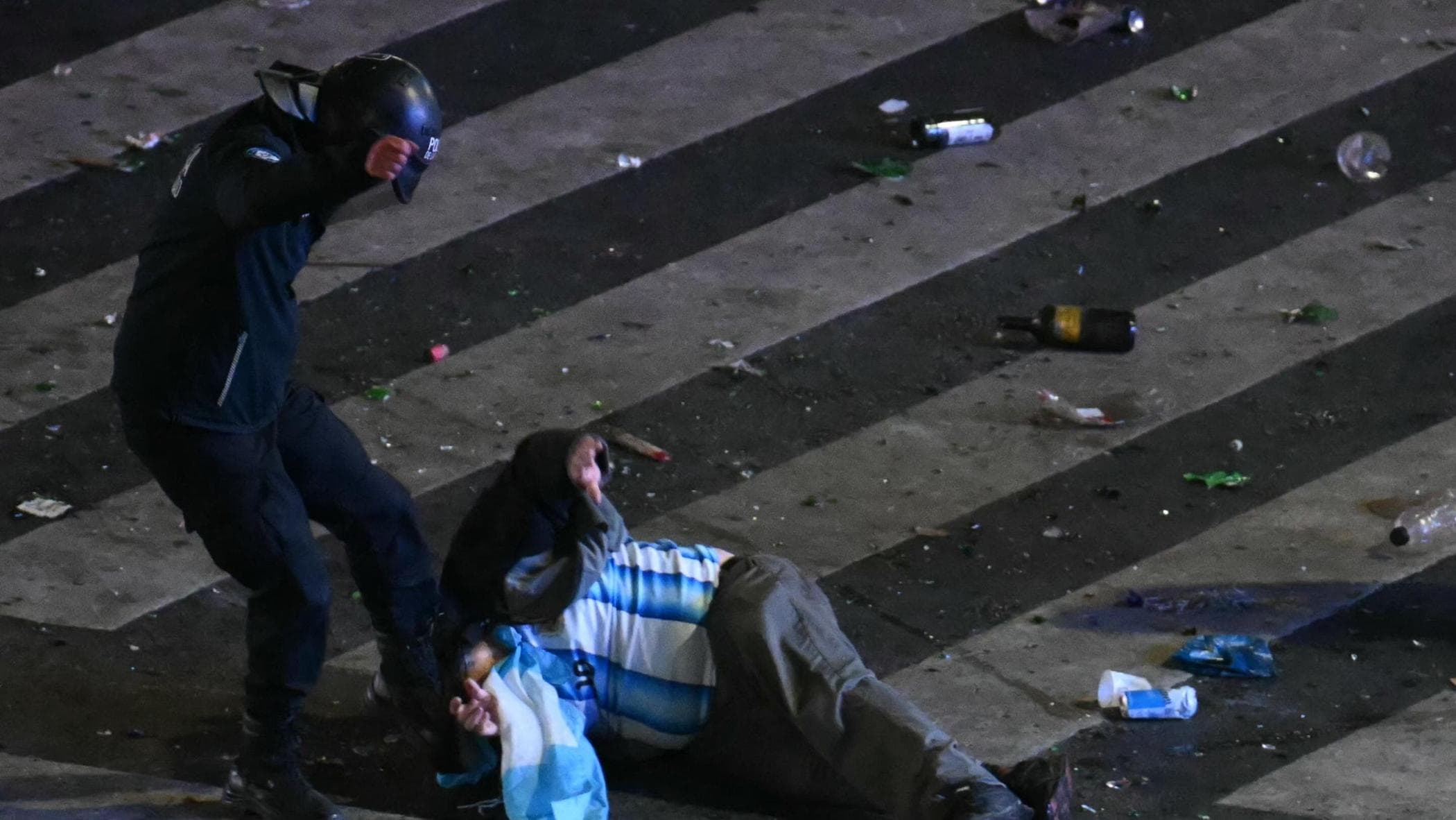 mondiali scontri tra tifosi e polizia a buenos aires dopo la finale da Repubblica.it mondiali scontri tra tifosi e polizia a buenos aires dopo la finale