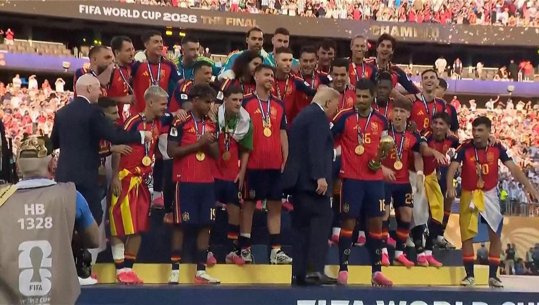il photobombing di trump con la coppa del mondo e le altre cose del mondiale che ricorderemo da Repubblica.it il photobombing di trump con la coppa del mondo e le altre cose del mondiale che ricorderemo