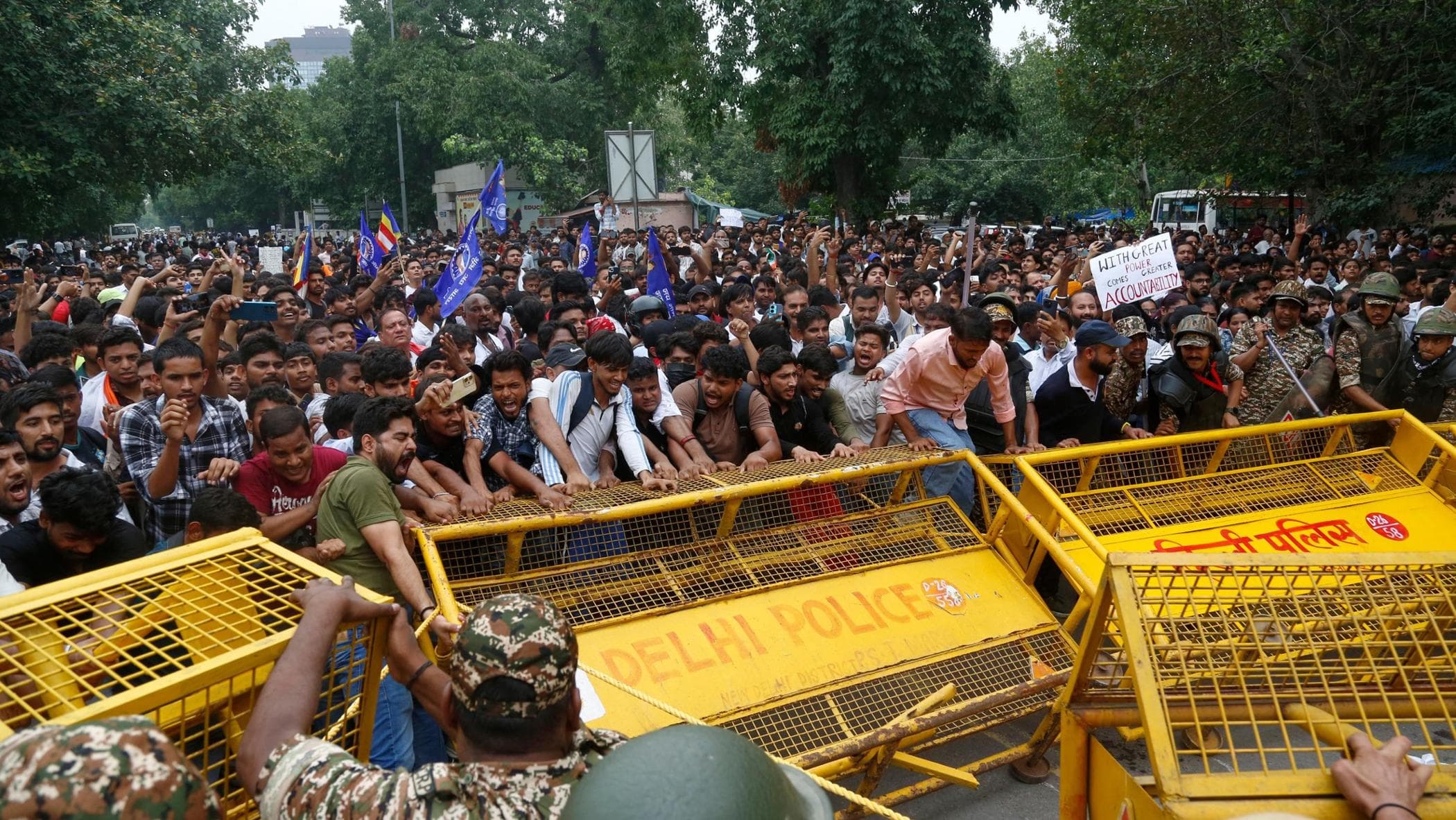 India, governo prova a schiacciare gli “scarafaggi”: gas lacrimogeni e bastonate contro manifestanti