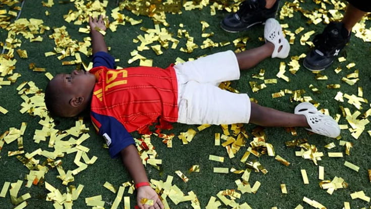 Il fratello di Lamine Yamal, Keyne, in campo nella festa della Spagna