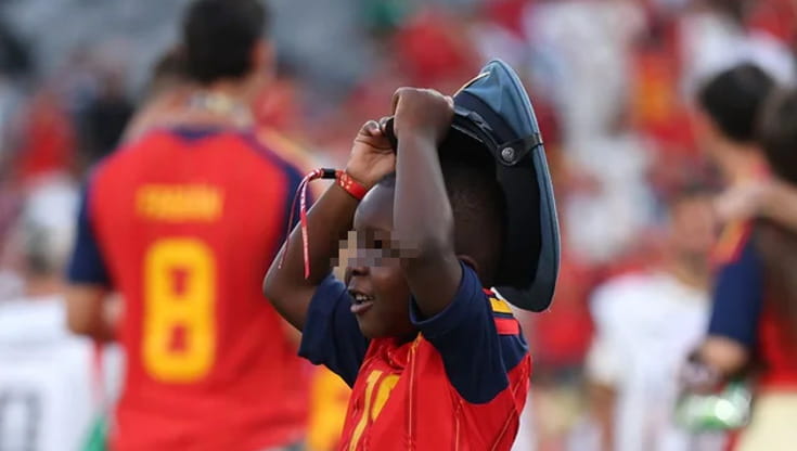 Il fratello Lamine Yamal, Keyne, ruba il cappellino di un poliziotto in campo