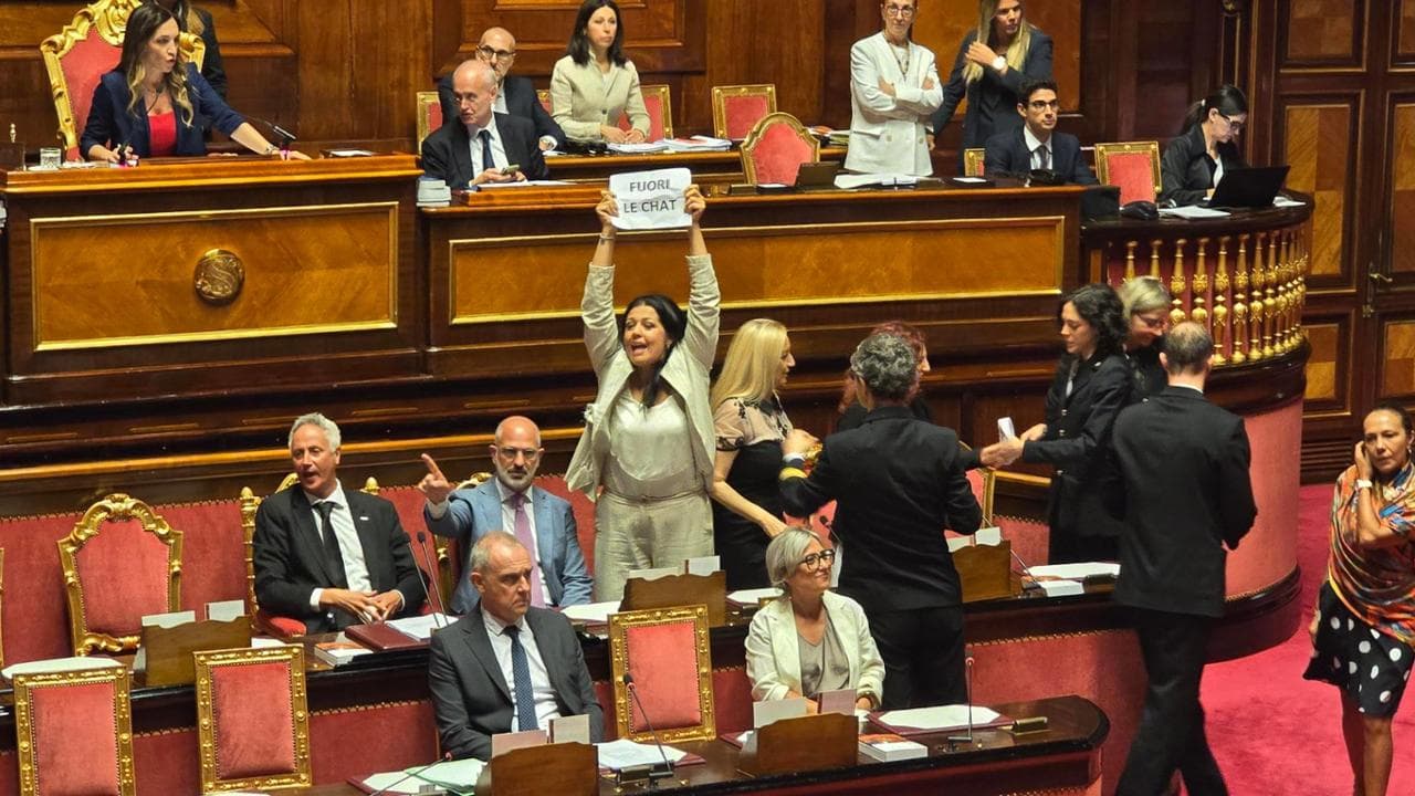 No della maggioranza a uso delle chat di Delmastro col ristoratore Caroccia. M5S occupa banchi del governo | Il video