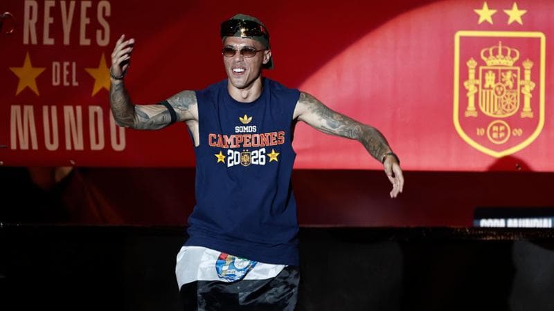 Pedro Porro durante i festeggiamenti per il titolo mondiale