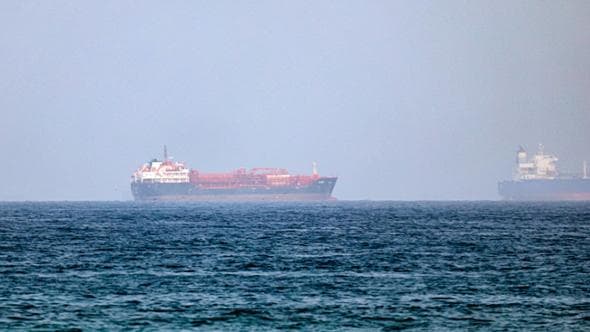 Effetto Hormuz sui prezzi, il petrolio oltre i 100 dollari. La benzina vola a due euro