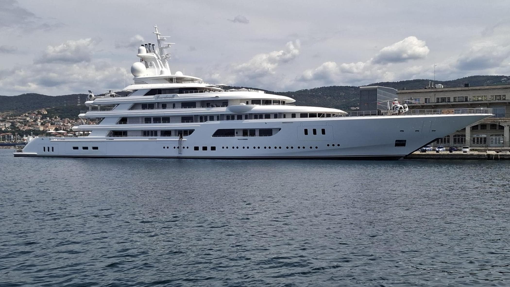 Sullo yacht dell’ambasciatore Usa tra buche da golf, drink e proteste