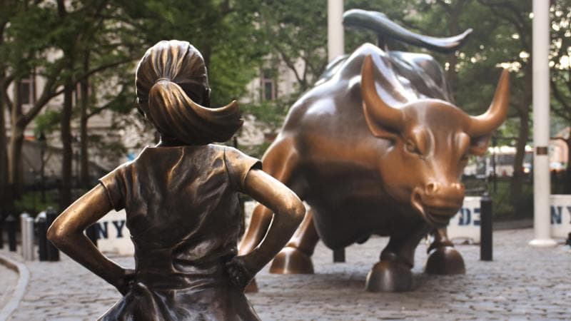 Fearless Girl, statua della bimba che sfida il toro di Wall Street. Michael Fitzsimmons / Alamy / ipa