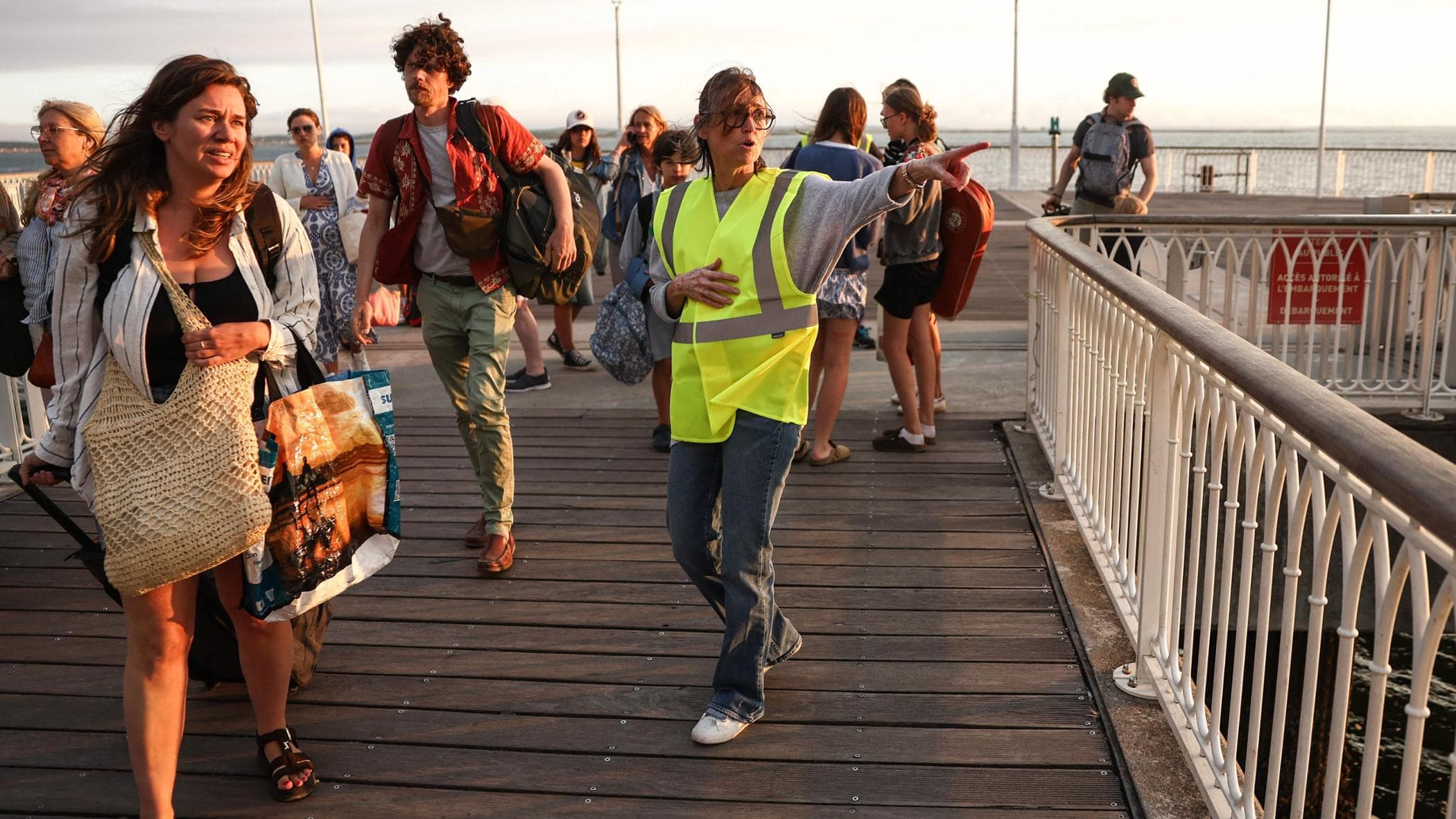 fuga in barca dall8217incendio a cap ferret l8217ordine di evacuazione con un sms da Repubblica.it fuga in barca dall8217incendio a cap ferret l8217ordine di evacuazione con un sms