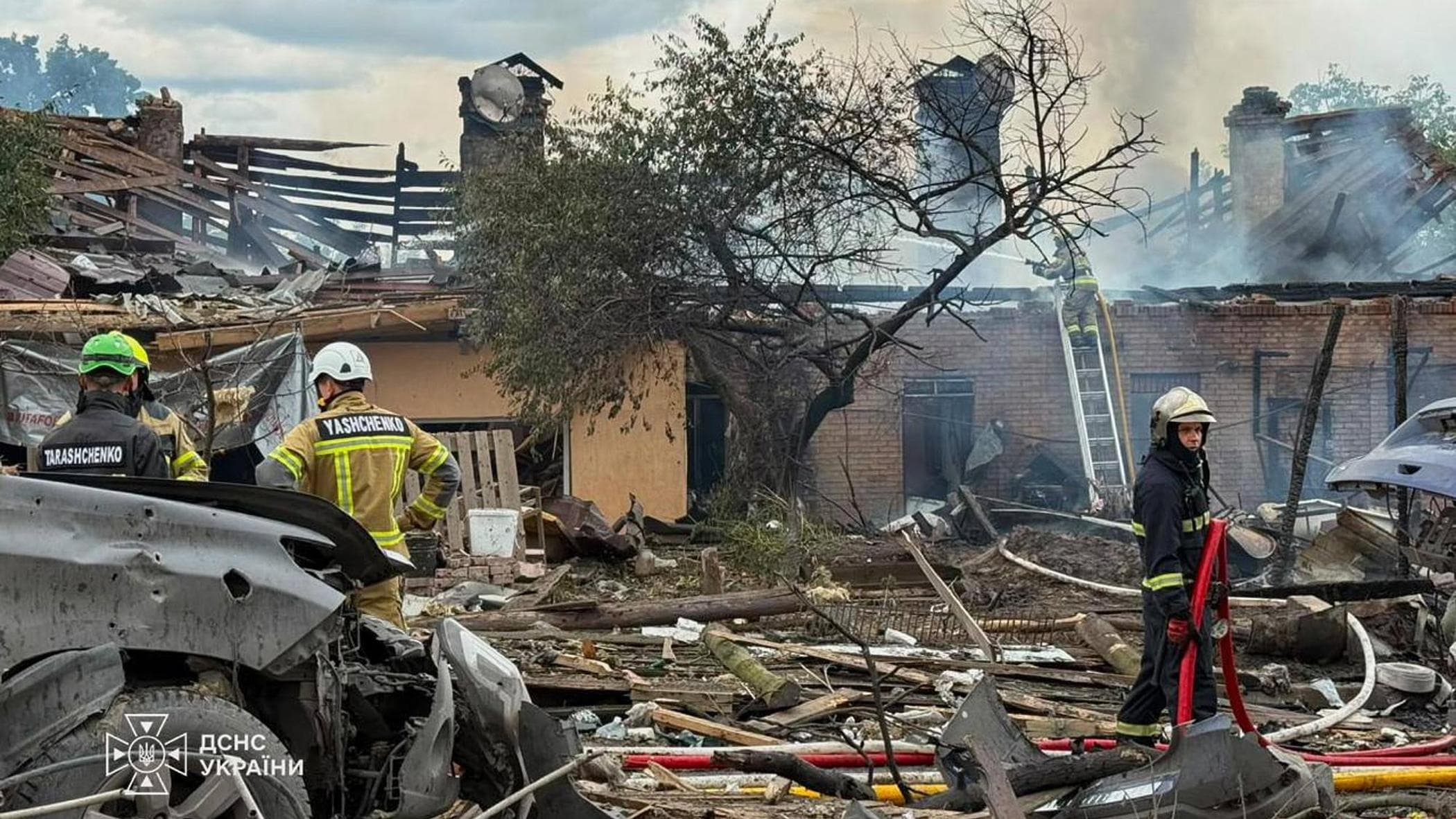 Raid russo su una fiera delle armi, strage nella regione di Kiev: almeno 10 morti e 100 feriti