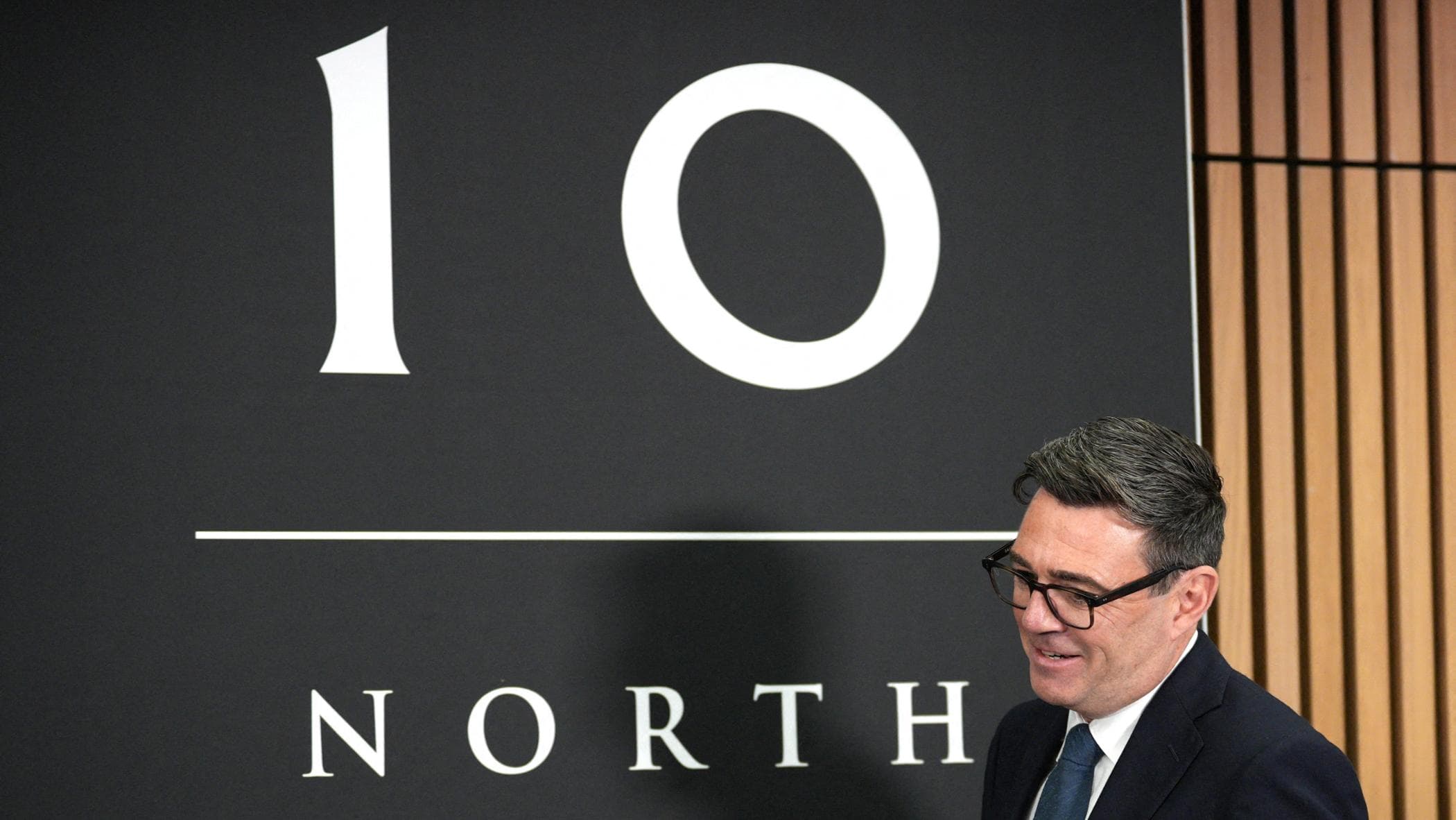 burnham inaugura downing street del nord da Repubblica.it burnham inaugura downing street del nord