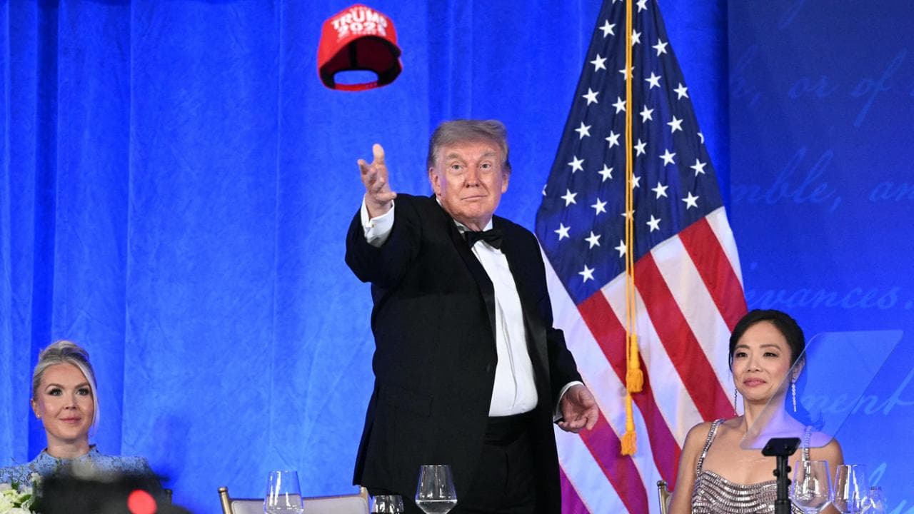 “Mi candiderò alle elezioni del 2028”: il gelo alla cena con i corrispondenti dopo l'annuncio di Trump | Video