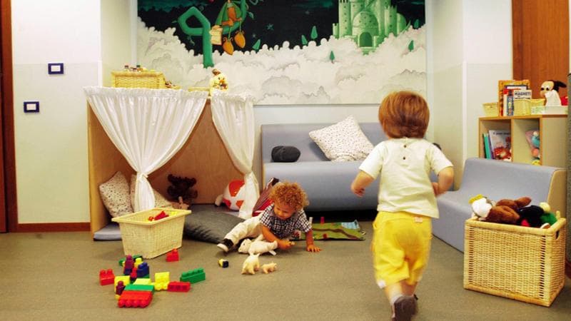 Caldo record negli asili nidi, malori tra bimbi ed educatrici. I genitori: “Non paghiamo le rette”