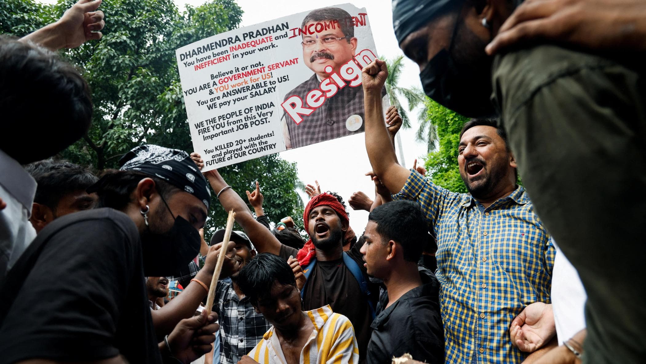 india vittoria per il movimento degli scarafaggi si dimette il ministro dell8217istruzione da Repubblica.it india vittoria per il movimento degli scarafaggi si dimette il ministro dell8217istruzione