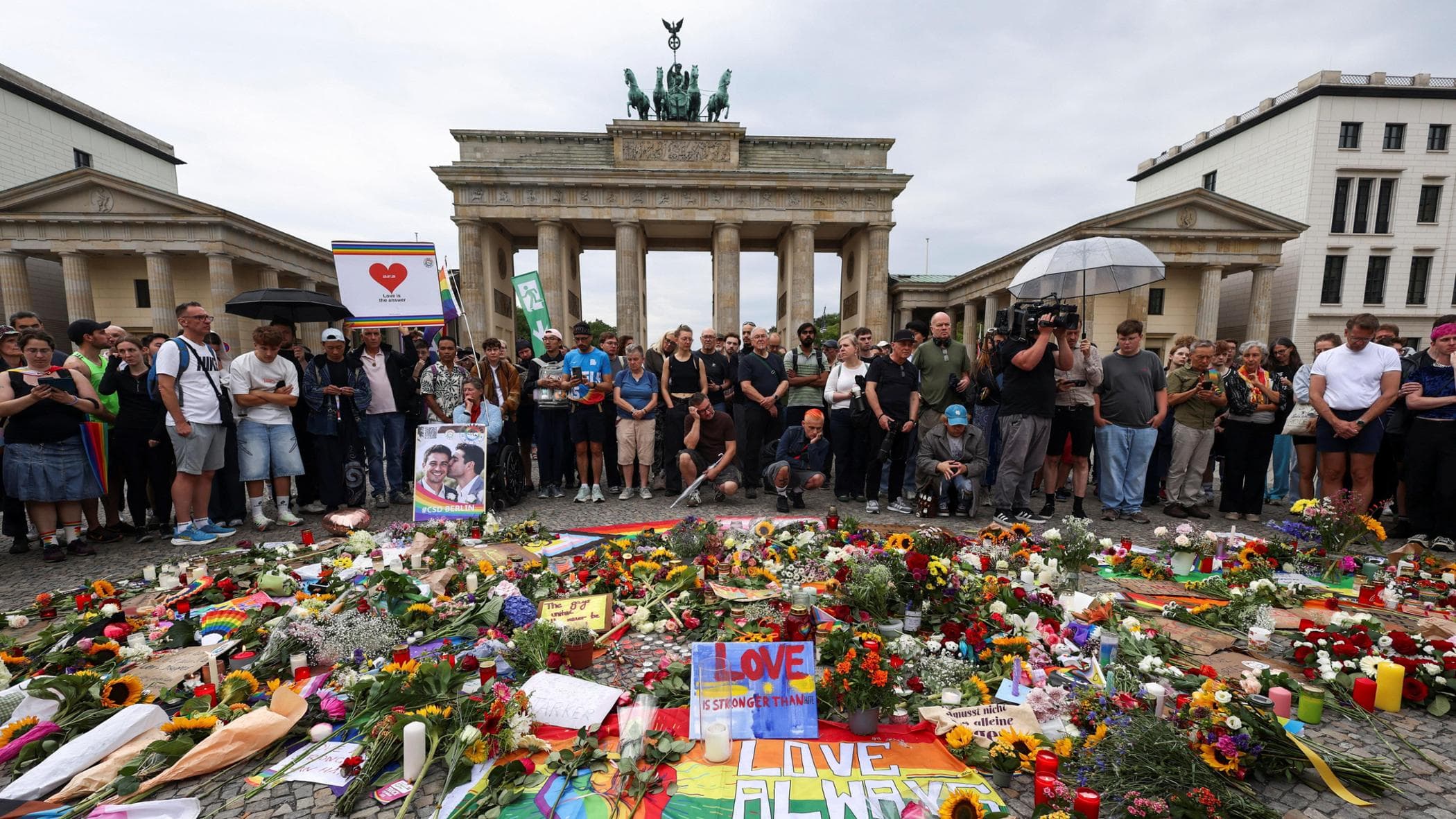 Attentato a Berlino, lacrime e rabbia tra i giovani lgbtq+: “Il governo deve proteggerci di più”