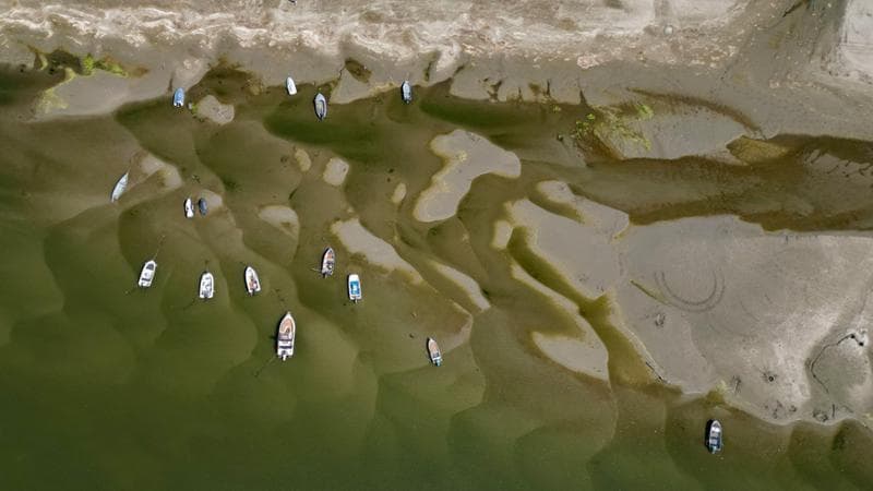 Barche in secca sul Danubio a Corabia, Romania
