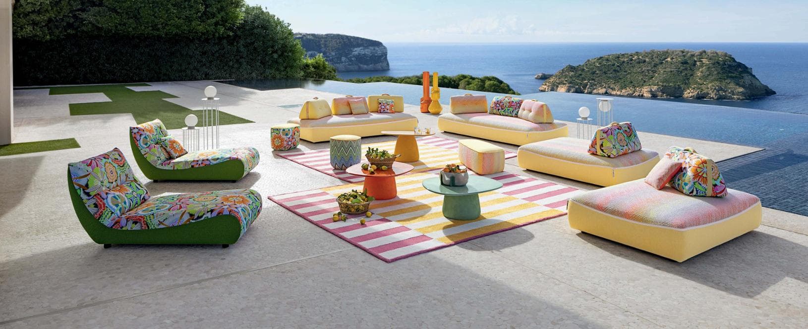 La vita all'aria aperta secondo Roche Bobois, tra colore e proporzioni generose. Protagonista il divano modulare Formentera, design Philippe Bouix, con schienali mobili e tessuti Missoni
