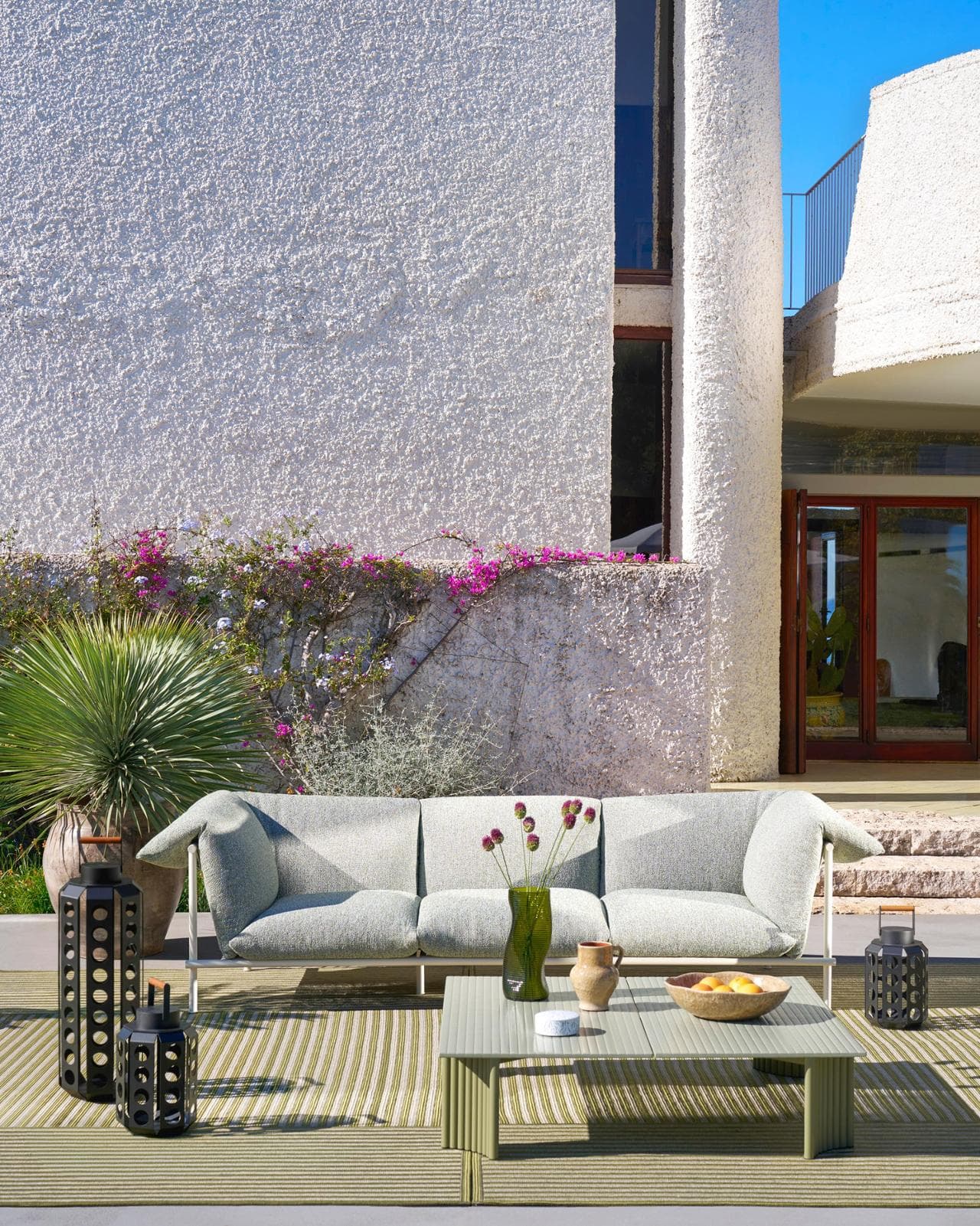Con la collezione Vidalenta ideata per Cassina, Patricia Urquiola dà forma a un invito a fermarsi, a rallentare. &Egrave; un sistema living e dining per esterni dall'estetica avvolgente (foto Francesco Dolfo)

&nbsp;
