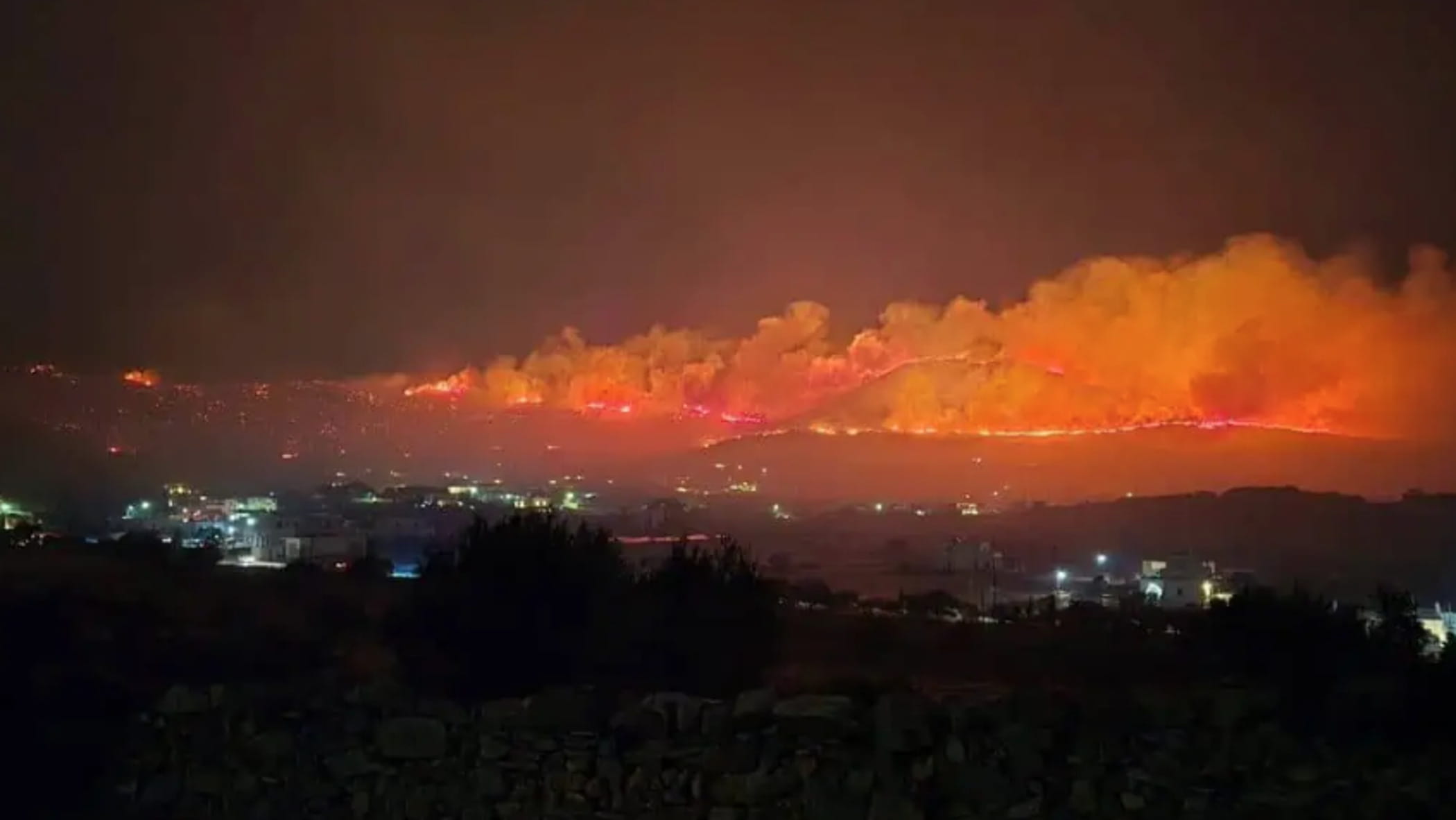 Incendi in Grecia, morti due pompieri a Creta. A Paros turisti evacuati in dieci zone