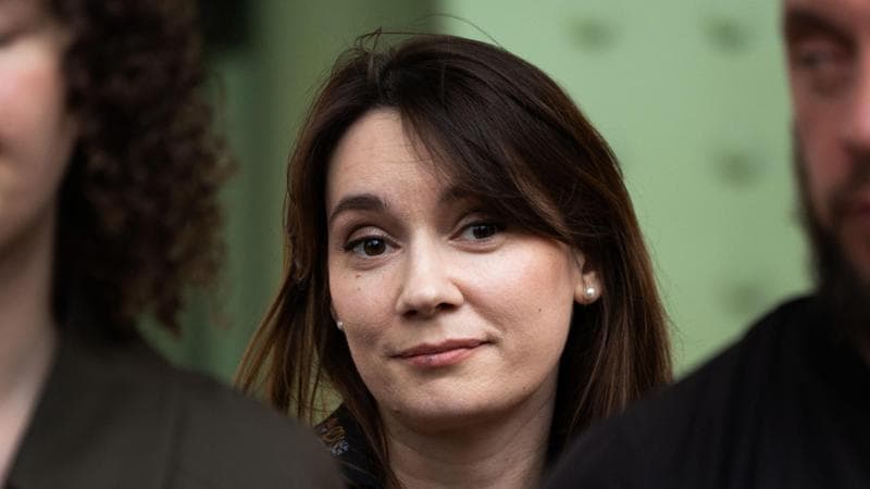 Anteprima: Parigi espelle la star pro-Putin Xenia Fedorova: “Minaccia all’ordine pubblico”