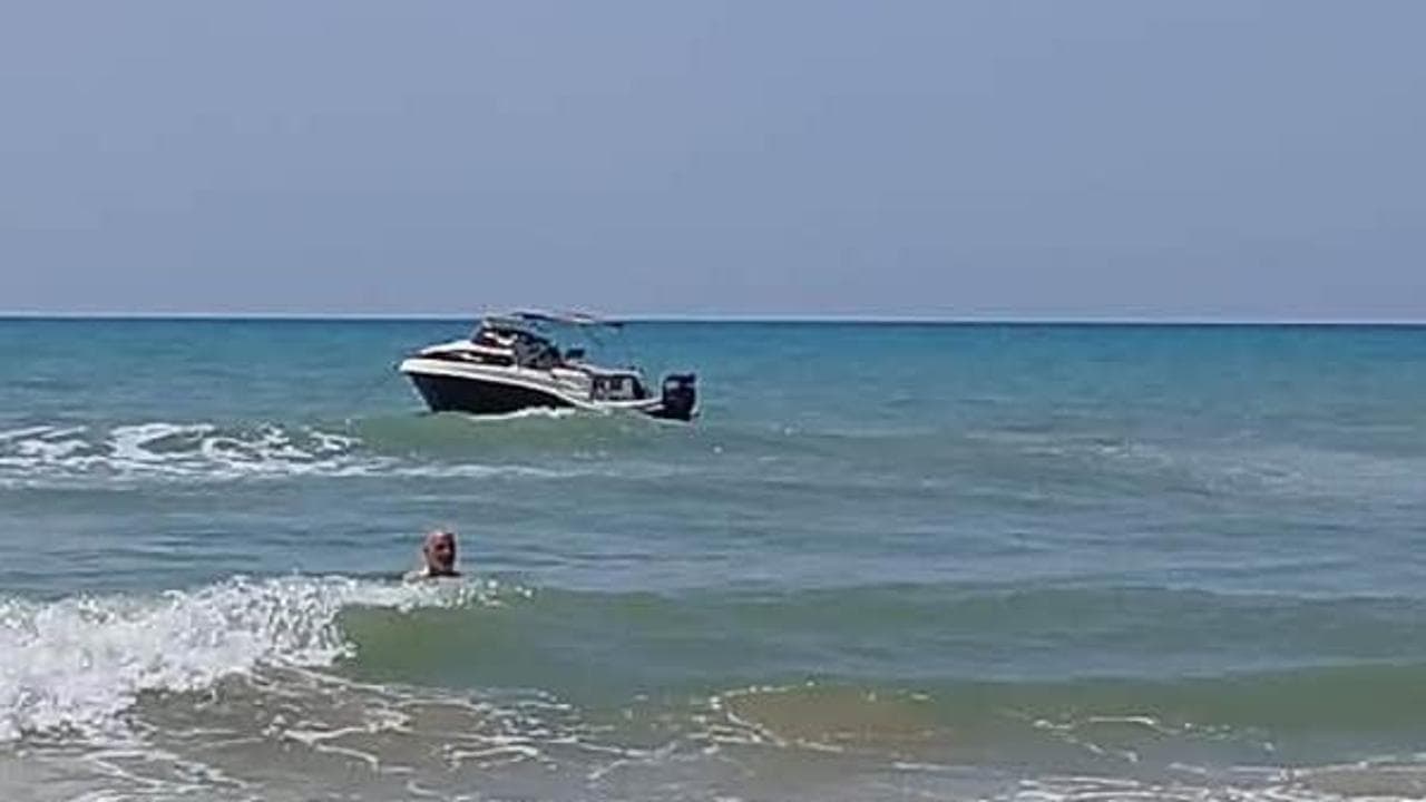 Ragusa, arriva la guardia costiera e dalla barca buttano 600 mila euro, i bagnanti si tuffano per prenderli