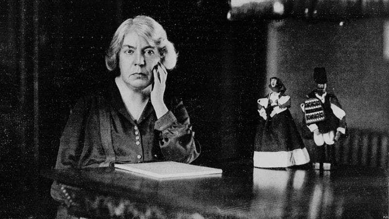 La scrittrice italiana Grazia Deledda nel suo studio di Roma dopo l'assegnazione del Premio Nobel per la Letteratura, da L''llustrazione Italiana, anno LIV, n. 47, 20 novembre 1927 (Getty Images)
