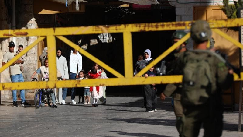 Il cancello che delimita l’ingresso alla città vecchia di Hebron viene chiuso regolarmente durante le festività musulmane. Photo by Wisam Hashlamoun/Anadolu via Getty Images