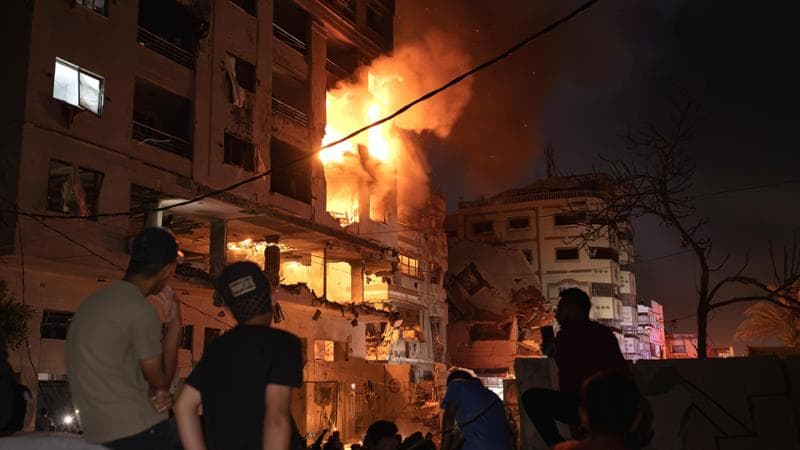 l’incendio causato da un attacco israeliano a Gaza City il 15 maggio 2026: i bombardamenti sono diminuiti ma non si sono mai realmente fermati. NYT / SAHER ALGHORRA