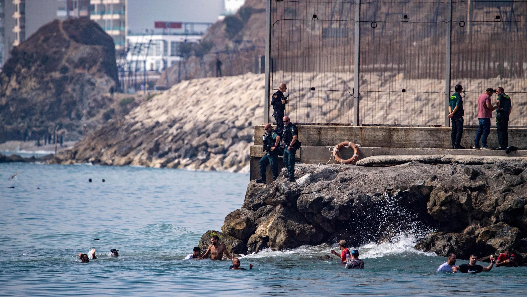allerta a ceuta per l8217ingresso di massa di migliaia di migranti arrivati a nuoto da Repubblica.it allerta a ceuta per l8217ingresso di massa di migliaia di migranti arrivati a nuoto