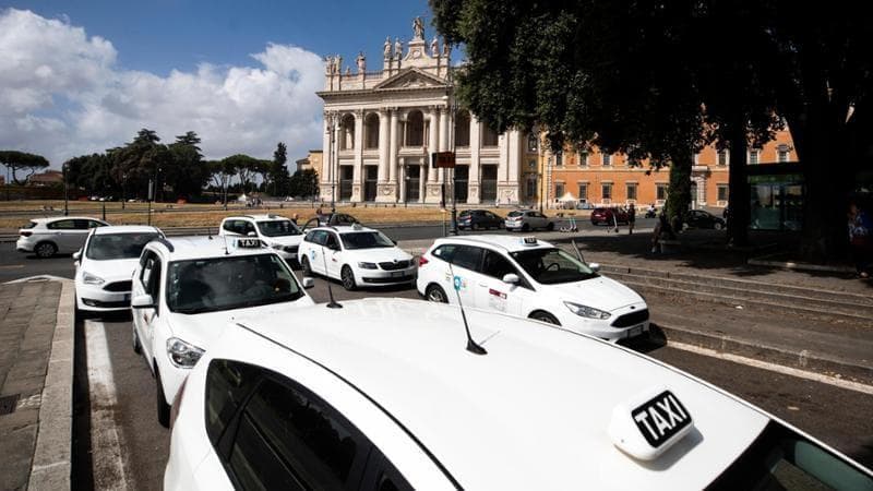Taxi, numero unico nazionale su WhatsApp con l’IA per prenotare le corse: parte la sperimentazione