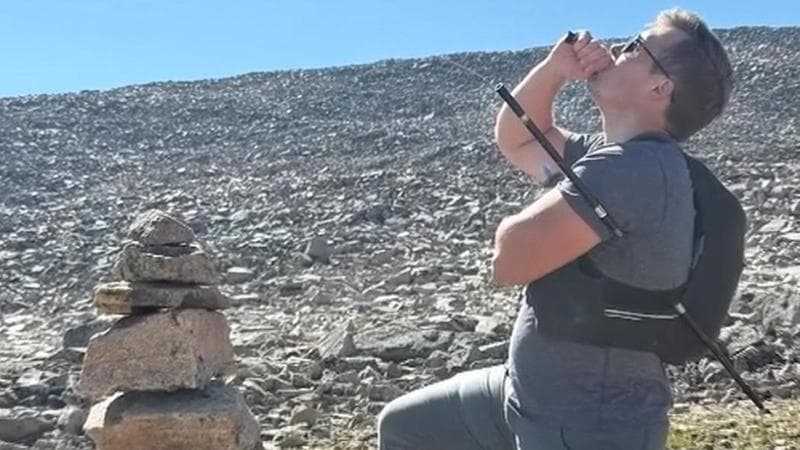 Anteprima: Stati Uniti, cammina per sei ore in montagna con un bastone da trekking infilzato nel fia…