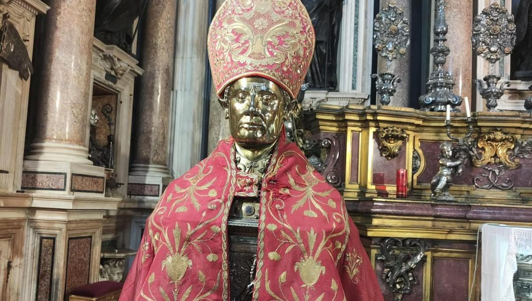 Gennaro nella città dove i miracoli si sciolgono al sole