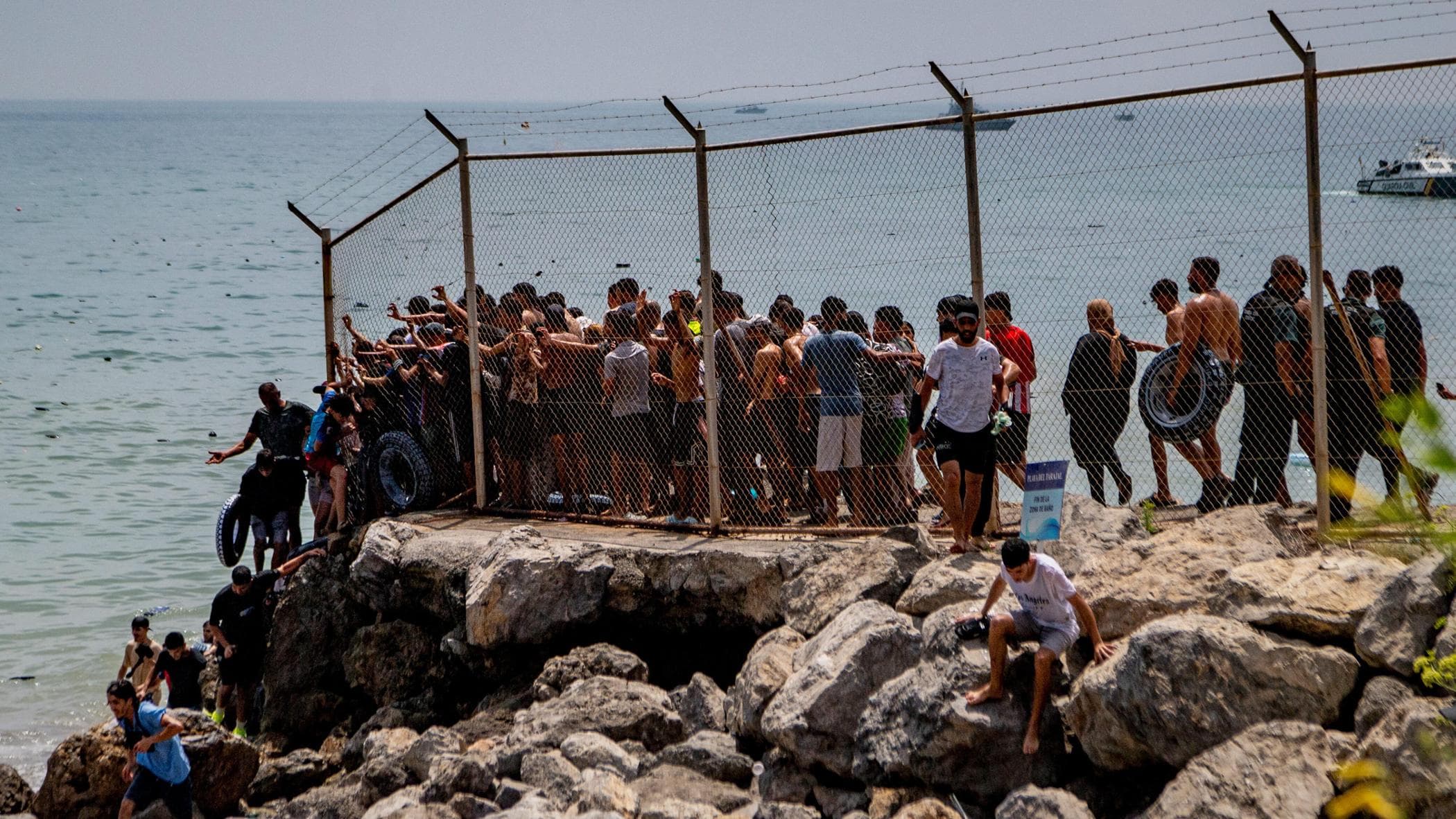 ceuta assalto di migranti a nuoto 11 morti madrid manda i soldati da Repubblica.it ceuta assalto di migranti a nuoto 11 morti madrid manda i soldati