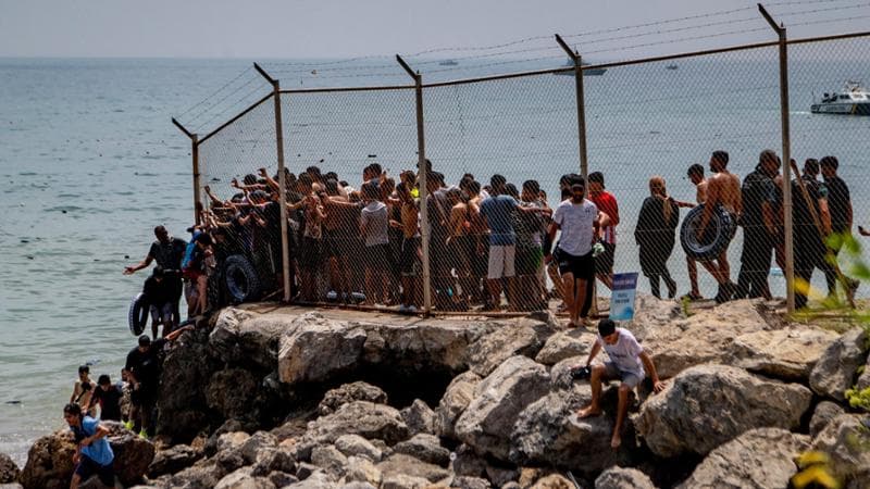 Anteprima: Ceuta, assalto di migranti a nuoto: 18 morti. Madrid manda i soldati