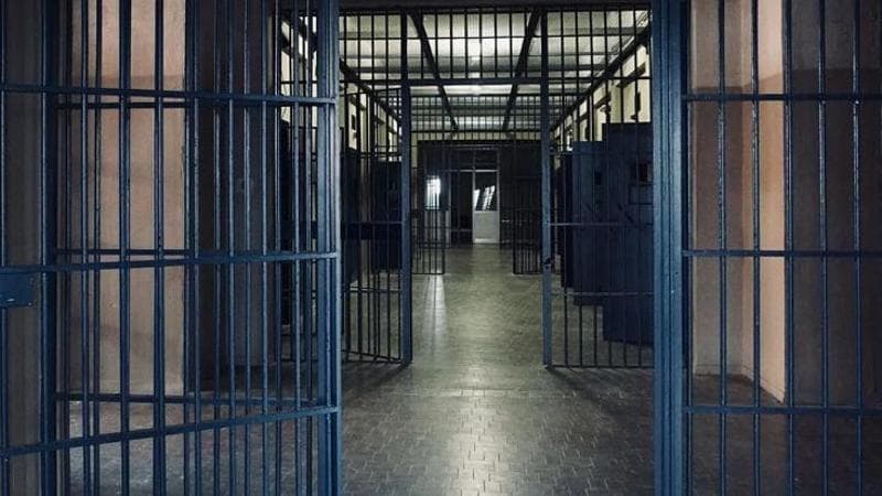 Incendio nel carcere di Sassari, detenuto di 72 anni muore carbonizzato