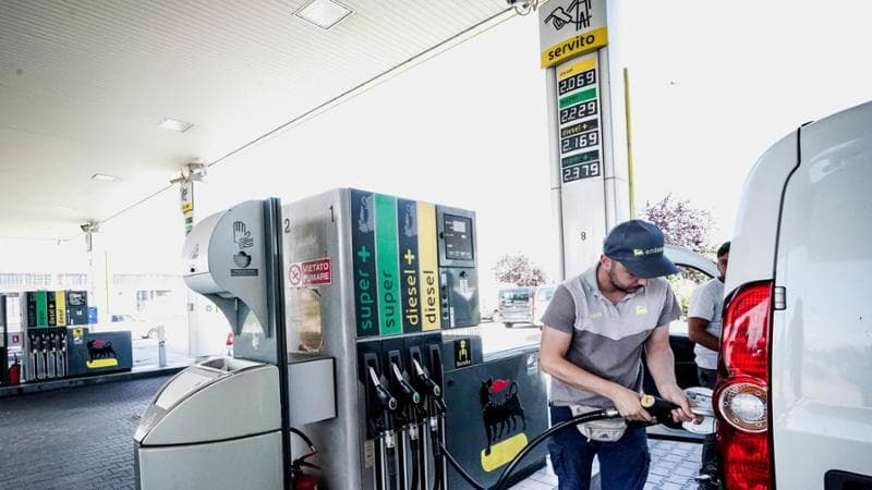 Carburanti, prezzi in risalita: la benzina vede i 2 euro e il diesel verso i 2,10. Lo sconto evapora