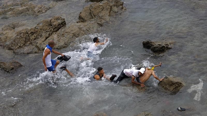 Ceuta, continuano gli arrivi di migranti dal Marocco. Italia sospende accordo Schengen con la Spagna