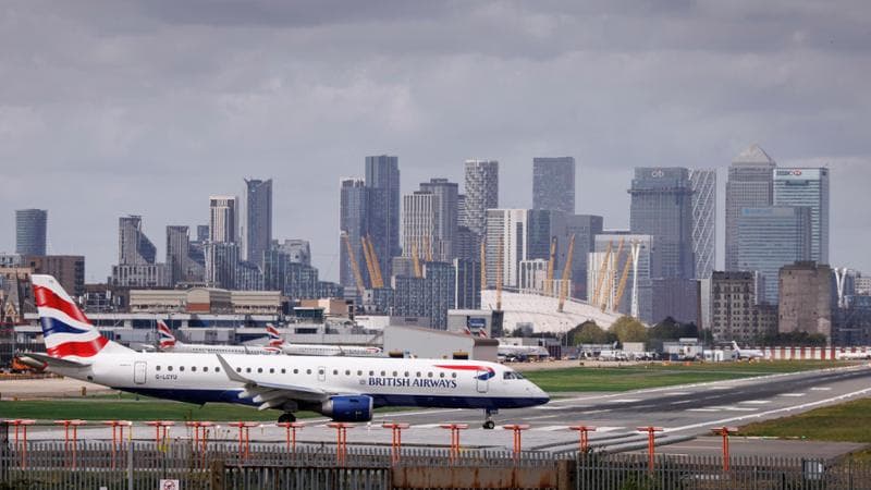 Anteprima: Londra, a pochi secondi dalla tragedia: un aereo in stallo rischia di schiantarsi sui gra…
