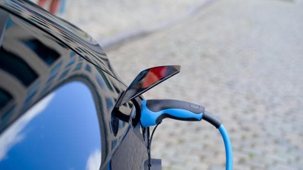 Iea: il caro petrolio rilancia le auto elettriche, Europa leader della crescita